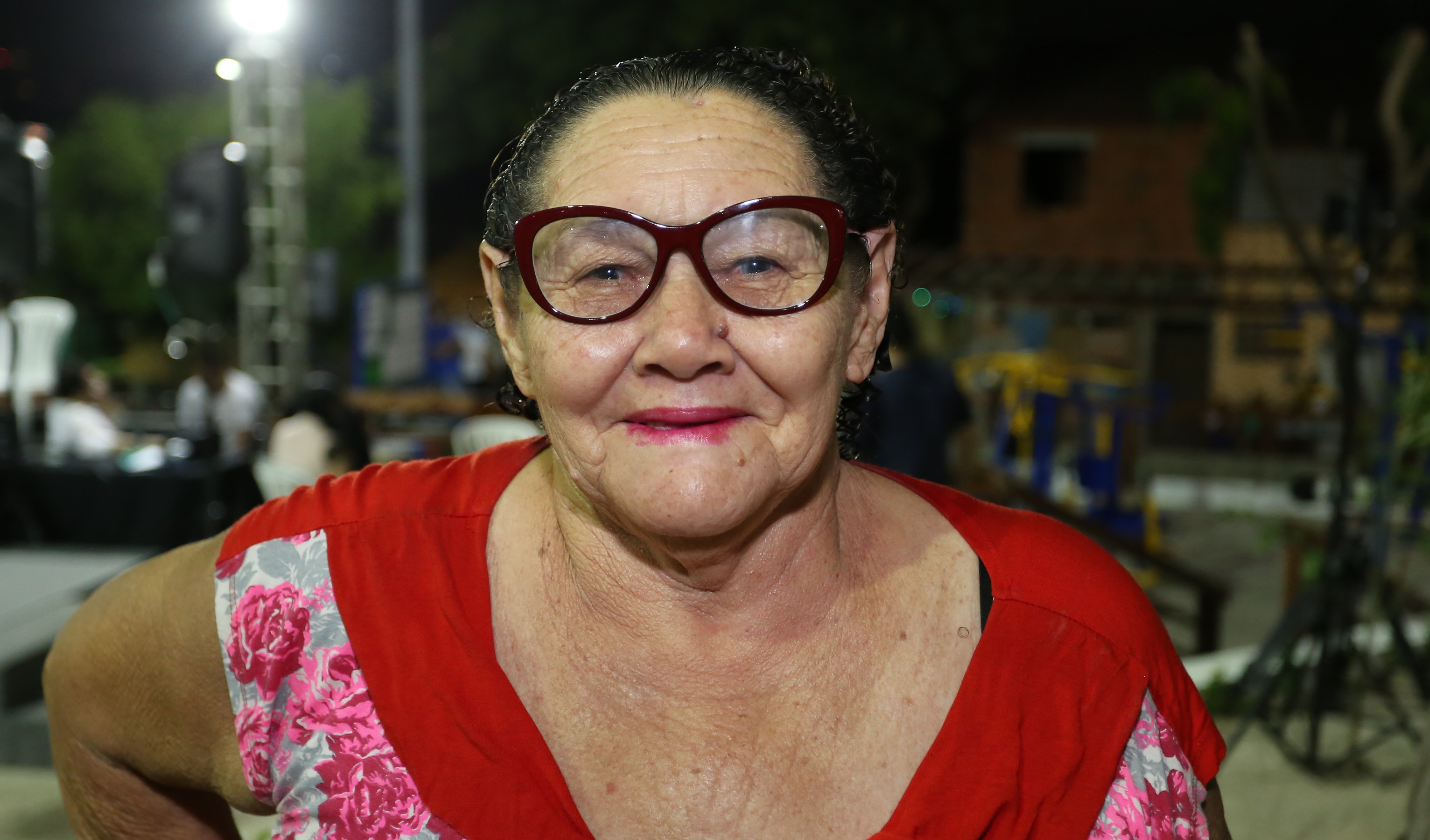 mulher posa para foto sorrindo